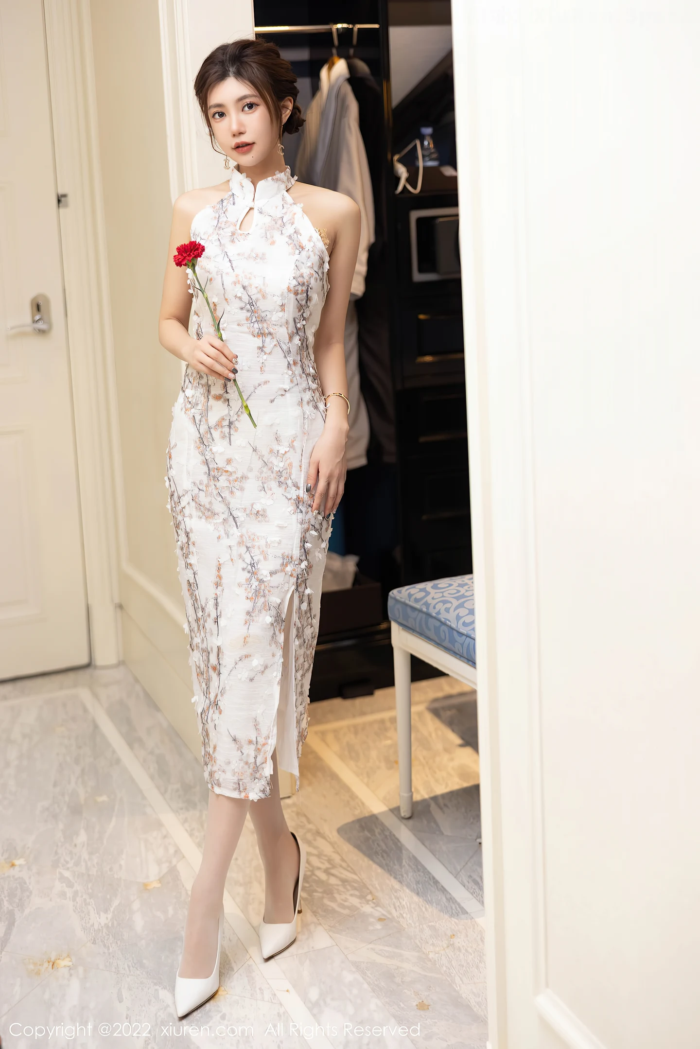 图片[2]-[XiuRen秀人网] VOL.5713 女神绮里嘉ula心愿旅拍性感图案旗袍配开档白丝撩人诱惑写真97P-秀人网官方网站